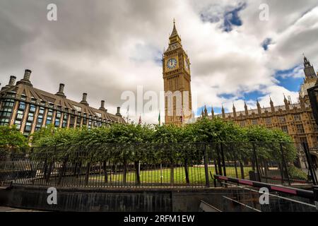 Londra, Inghilterra, Regno Unito - 3 agosto 2022. Elizabeth Tower con il Big Ben, la grande Campana del grande Orologio al Palazzo di Westminster, Parlamento britannico. Foto Stock