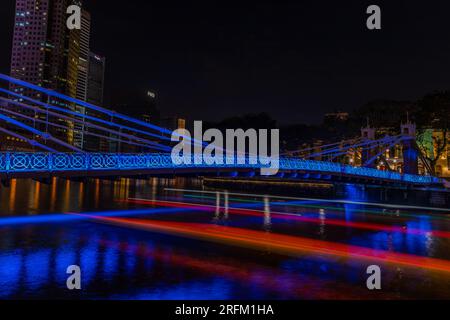 Singapore: 4 giugno 2023 - Esplanade Bridge e Esplanade Theatre sulla baia. Singapore Foto Stock