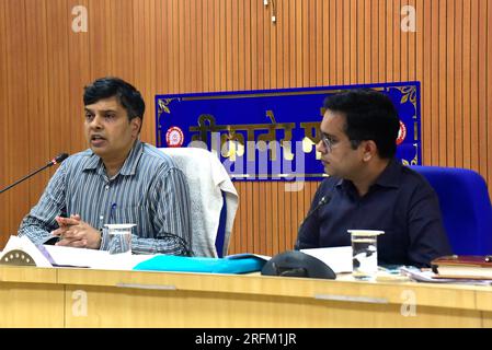 Bikaner, India. 4 agosto 2023. Ashish Kumar, responsabile delle ferrovie divisionali, Bikaner (DRM), ha tenuto una conferenza stampa sul piano della stazione di Amrit Bharat. (Foto di Dinesh Gupta/Pacific Press) credito: Pacific Press Media Production Corp./Alamy Live News Foto Stock