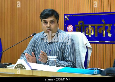 Bikaner, India. 4 agosto 2023. Ashish Kumar, responsabile delle ferrovie divisionali, Bikaner (DRM), ha tenuto una conferenza stampa sul piano della stazione di Amrit Bharat. (Foto di Dinesh Gupta/Pacific Press) credito: Pacific Press Media Production Corp./Alamy Live News Foto Stock