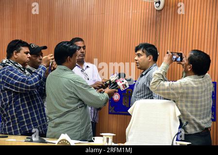 Bikaner, India. 4 agosto 2023. Ashish Kumar, responsabile delle ferrovie divisionali, Bikaner (DRM), ha tenuto una conferenza stampa sul piano della stazione di Amrit Bharat. (Foto di Dinesh Gupta/Pacific Press) credito: Pacific Press Media Production Corp./Alamy Live News Foto Stock