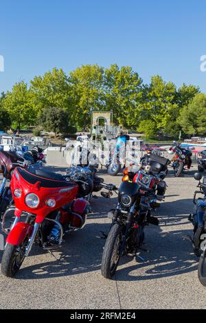 33esima edizione della BBW (Brescoudos Bike Week), il più grande raduno motociclistico della regione. Attraversamento per Colombiers. Occitanie, francia Foto Stock