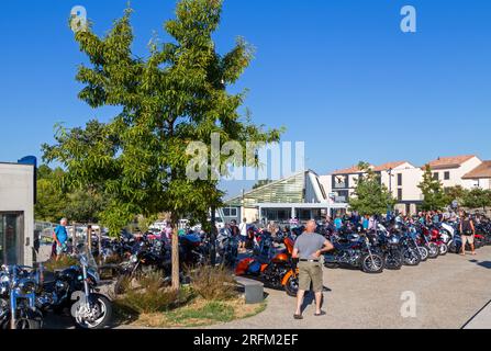 33esima edizione della BBW (Brescoudos Bike Week), il più grande raduno motociclistico della regione. Attraversamento per Colombiers. Occitanie, francia Foto Stock