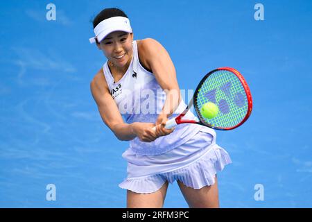 Praga, Repubblica Ceca. 4 agosto 2023. NAO Hibino, giapponese, restituisce un pallone a Tereza Martincova, Repubblica Ceca, durante la partita al torneo di tennis WTA Prague Open 2023, terzo turno, il 4 agosto 2023, a Praga, Repubblica Ceca. Credito: Ondrej Deml/CTK Photo/Alamy Live News Foto Stock