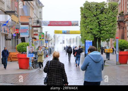 06 maggio 2023 - Schwerin, Meclemburgo-Vorpommern in Germania: Edifici storici e vita cittadina nel centro storico di Schwerin Foto Stock