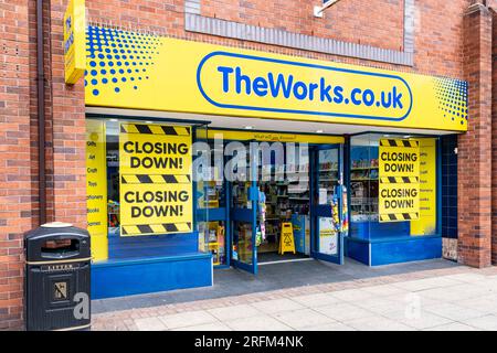 Il negozio di cancelleria Works chiude nel centro di Crewe, Cheshire, Regno Unito Foto Stock