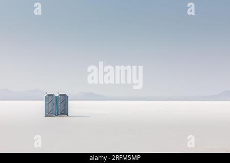 Servizi igienici portatili nelle saline di Bonneville, Utah Foto Stock