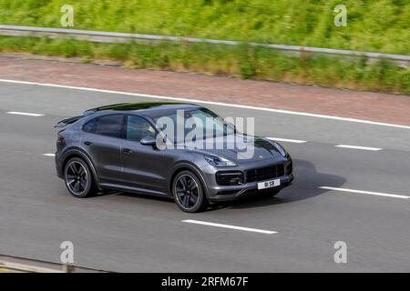 2021 Porsche Cayenne V6 Auto, T 340 V6 Tiptronic S Auto Start/Stop Auto SUV a benzina grigio 2995 cc che viaggia a velocità sostenuta sull'autostrada M6 a Greater Manchester, Regno Unito Foto Stock