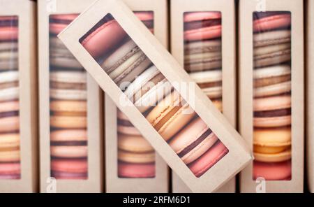 Macaron colorati assortiti in scatola di cartone Foto Stock