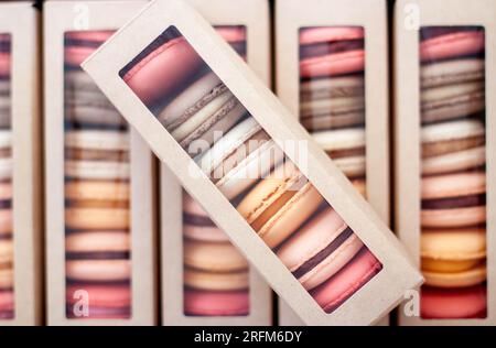 Macaron colorati assortiti in scatola di cartone Foto Stock