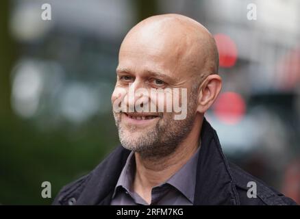 Amburgo, Germania. 2 agosto 2023. L'attore Jürgen Vogel vorrebbe assistere a un concerto all'Elbphilharmonie di Amburgo. Credito: Marcus Brandt/dpa-mag/dpa/Alamy Live News Foto Stock