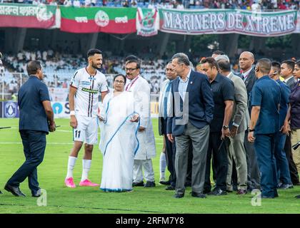 Calcutta, Bengala Occidentale, India. 3 agosto 2023. Momenti diversi della grande cerimonia di apertura del 132° torneo di calcio Durand Cup organizzato dalle forze armate indiane a VYBK (Vivekananda Yuba Bharati Krirangan) il 3 agosto 2023 dal tenente generale Rana Pratap Kalita, pvsm, uysm, avsm, SM, vsm, ufficiale generale comandante in capo del comando orientale dell'esercito indiano e Ministro capo del Bengala Occidentale Mamata Banerjee insieme ad altri dignitari delle forze armate indiane. (Immagine di credito: © Amlan Biswas/Pacific Press via ZUMA Press Wire) SOLO USO EDITORIALE! Non per USO commerciale! Foto Stock