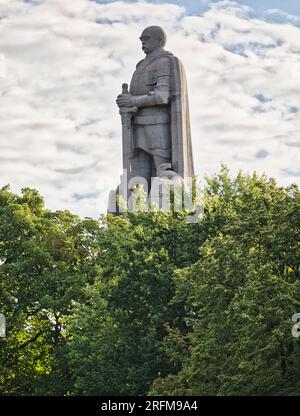 Monumento in granito alto 35 metri a otto Von Bismarck, primo Cancelliere tedesco, Alter Elbpark, Amburgo, Germania Foto Stock