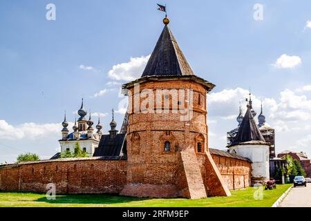 Yuryev Polsky, regione di Vladimir, Russia - 4 luglio 2023: Torre di difesa e mura del Cremlino. Foto Stock