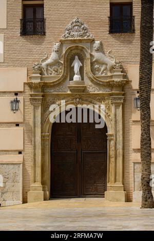 Albox, Almeria, Spagna. Ingresso principale della chiesa parrocchiale (Iglesia de Santa María) in Plaza de Pueblo Foto Stock