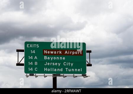 Segui le indicazioni per l'uscita 14 sulla New Jersey Turnpike I95 per l'aeroporto di Newark e il 14A Bayonne, il 14B Jersey City e il 14C Holland Tunnel Foto Stock