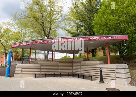 Danbury, Connecticut - 3 maggio 2023: Fermata dell'autobus della Western Connecticut State University al Westside Campus Center Foto Stock