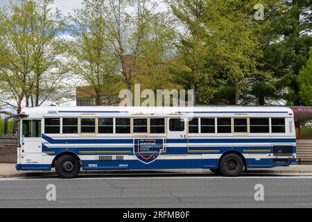 Danbury, Connecticut - 3 maggio 2023: Trasporto studenti della Western Connecticut State University alla fermata dell'autobus del Westside Campus Center Foto Stock