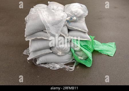 Pila di sacchetti con stoccaggio di materiale sfuso in strada Foto Stock