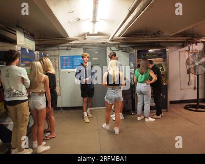 Viaggiatori che acquistano biglietti per una metropolitana a New York City dal New Jersey. La gente si è messa in fila per comprare i biglietti da un chiosco sul treno. Foto Stock