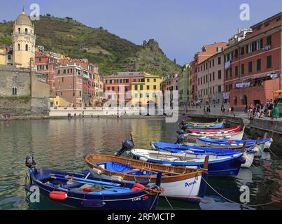 Italia, Vernazza, paese classificato delle cinque Terre, il piccolo e pittoresco porto Foto Stock