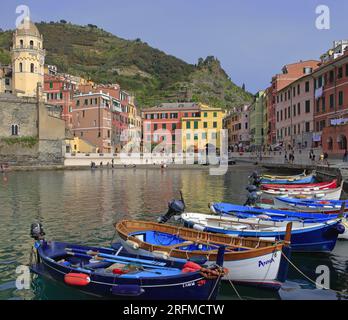 Italia, Vernazza, paese classificato delle cinque Terre, il piccolo e pittoresco porto Foto Stock