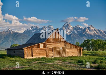 Grand Teton Range con il famoso fienile, Mormon Row Historic District nel Grand Teton National Park, Wyoming, Stati Uniti d'America Foto Stock