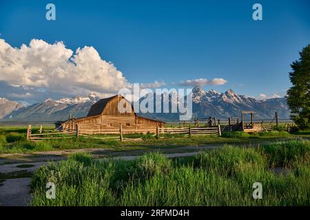 Grand Teton Range con Moulton Barn, Mormon Row Historic District nel Grand Teton National Park, Wyoming, Stati Uniti d'America Foto Stock