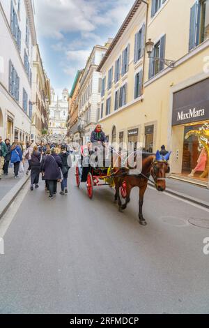 Italia, Roma, Lazio, via Tomacelli, carrozza turistica, Foto Stock