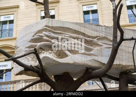 Italia, Roma, Lazio, largo Carlo Goldoni e angolo tra via Fontanella Borghese e via Tomacelli, siège de la maison Fendi, scultura, arbre de pierre de Giuseppe Penone Foto Stock