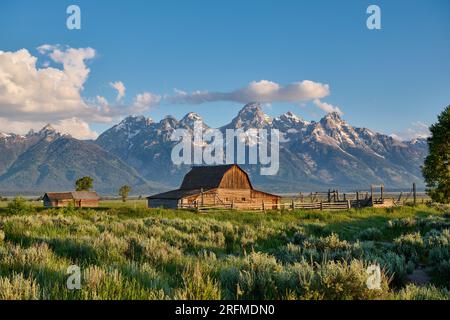 Grand Teton Range con Moulton Barn, Mormon Row Historic District nel Grand Teton National Park, Wyoming, Stati Uniti d'America Foto Stock