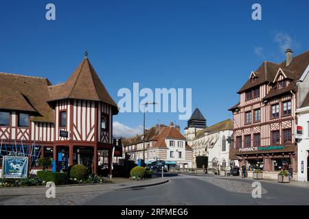 Francia, regione della Normandia, Calvados, Pont-l'Evêque, rue Saint-Michel, église Saint-Mélaine, ufficio turistico Foto Stock