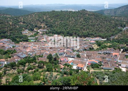 Città di Alajar vista da Peña Arias Montano (Sierra de Aracena), provincia di Huelva, Andalusia, Spagna. Foto Stock