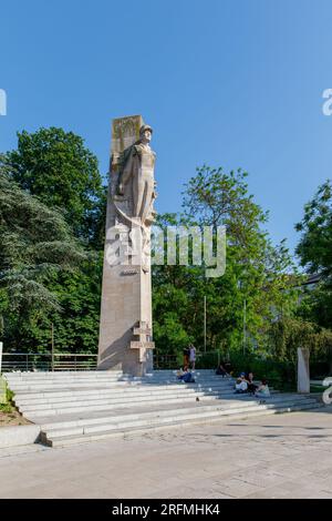 Francia, regione Hauts-de-France, dipartimento somme, Amiens, Place René Goblet, statua di Philippe Leclerc de Hautecloque, Maresciallo di Francia, progettata dagli scultori francesi Jan e Joël Martel e dall'architetto Jean Bossu Foto Stock