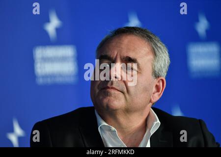 AIX-en-Provence, Francia. 8 luglio 2023. Il politico francese Xavier Bertrand partecipa durante una conferenza. Il 25° Rencontres Economiques d'Aix-en-Provence riunirà imprenditori, accademici, capi di Stato e di governo, rappresentanti sindacali, studenti e membri del settore del volontariato per discutere di questioni economiche, politiche e sociali dal 07 al 9 luglio 2023. (Immagine di credito: © Laurent Coust/SOPA Images via ZUMA Press Wire) SOLO PER USO EDITORIALE! Non per USO commerciale! Foto Stock