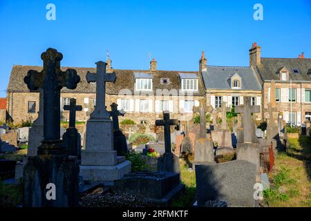 Francia, regione della Normandia, dipartimento della Manica, Urville-Nacqueville, ex chiesa di Urville e cimitero Foto Stock