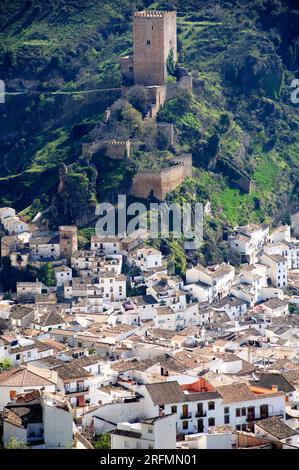 Cazorla, città vecchia con il castello di la Yedra. Sierra de Cazorla, Parco naturale Segura y las Villas; provincia di Jaen, Andalusia, Spagna. Foto Stock