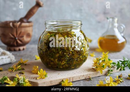Preparazione di olio curativo da St I fiori di erba di John Foto Stock