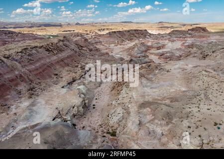 Paesaggio aereo di un fiume asciutto nella Burpee Dinosaur Quarry nel deserto di Caineville vicino a Hanksville, Utah. Foto Stock