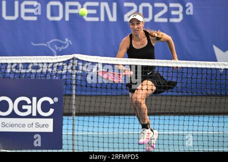 Praga, Repubblica Ceca. 4 agosto 2023. La tedesca Tamara Korpatsch restituisce un pallone ad Alize Cornet durante la partita al torneo di tennis WTA Prague Open 2023, nei quarti di finale, il 4 agosto 2023, a Praga, Repubblica Ceca. Crediti: Michal Kamaryt/CTK Photo/Alamy Live News Foto Stock