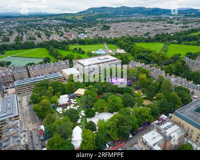 Edimburgo, Scozia, Regno Unito. 4 agosto 2023. Vedute aeree dei George Square Gardens, che sono un luogo importante per il Fringe. I giardini ospitano i locali Spiegeltent e Underbelly dell'assemby. Dietro c'è il Circus Hub di Underbelly sui prati. Iain Masterton/Alamy Live News Foto Stock