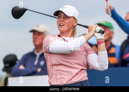 Irvine, Regno Unito. 4 agosto 2023. Il secondo giorno del Trust Golf Women's Scottish Open Golf Tournament presso il Dundonald Links Golf Course, vicino Irvine, Ayrshire, Scozia, Regno Unito, ha visto i 145 concorrenti giocare in condizioni di sole con una brezza moderata. Maja Stark sta facendo la tifosa al quinto. Crediti: Findlay/Alamy Live News Foto Stock