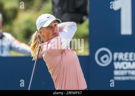 Irvine, Regno Unito. 4 agosto 2023. Il secondo giorno del Trust Golf Women's Scottish Open Golf Tournament presso il Dundonald Links Golf Course, vicino Irvine, Ayrshire, Scozia, Regno Unito, ha visto i 145 concorrenti giocare in condizioni di sole con una brezza moderata. Maja Stark si allontana alla prima. Crediti: Findlay/Alamy Live News Foto Stock