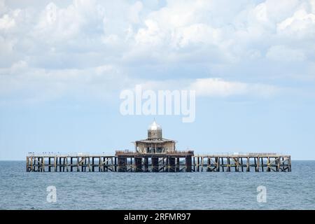 Rovine del vecchio molo, in mare, a Herne Bay, Kent, Regno Unito Foto Stock
