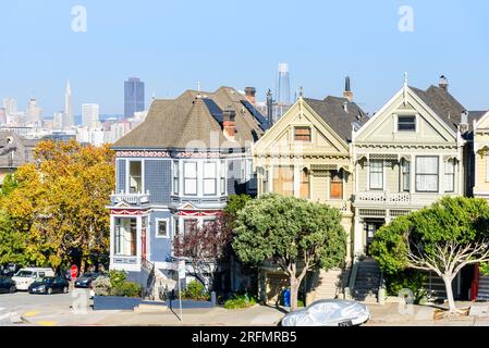 Fila di case vittoriane colorate a San Francisco in una soleggiata giornata autunnale Foto Stock
