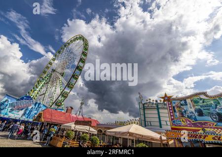 Herne, Germania. 4 agosto 2023. La ruota panoramica al Cranger Kirmes. L'evento, che si svolge fino al 13 agosto, è considerato uno dei più grandi festival pubblici in Germania. Circa 500 showmen e diversi milioni di visitatori sono attesi di nuovo. Credito: Christoph Reichwein/dpa/Alamy Live News Foto Stock