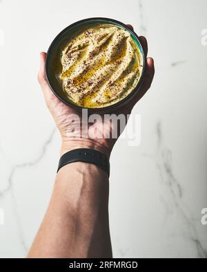 Mutabal o Moutabal - salsa mediorientale a base di melanzane tostate con tahini, aglio e succo di limone. E' cremoso, affumicato e piccante. Foto Stock