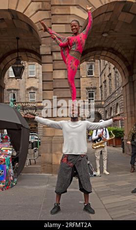 Royal Mile, High Street, Scozia, Regno Unito. 4 agosto 2023. Edinburgh Fringe 2023 inizia nel centro della città con varie piazzole in giro per la città per i performer di strada per intrattenere il pubblico. Nella foto: Alcuni dei cast di Afrique en Cirque, 3-28 agosto Sala riunioni. Credito: AWhite/alamy live news. Foto Stock