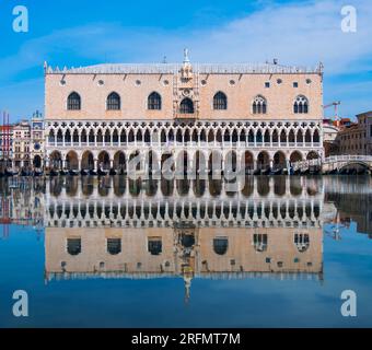 VENEZIA, ITALIA - 08 MAGGIO: Una vista del palazzo Ducale durante il blocco per contenere la diffusione del Coronavirus. Foto Stock