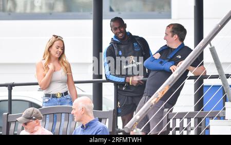 Hove Regno Unito 4 agosto 2023 - Sussex e il lanciatore inglese Jofra Archer sembrano rilassati chiacchierando con gli spettatori mentre i Sussex Sharks affrontano Durham durante la partita di cricket della Metro Bank One Day Cup al 1st Central County Ground di Hove : Credit Simon Dack /TPI/ Alamy Live News Foto Stock